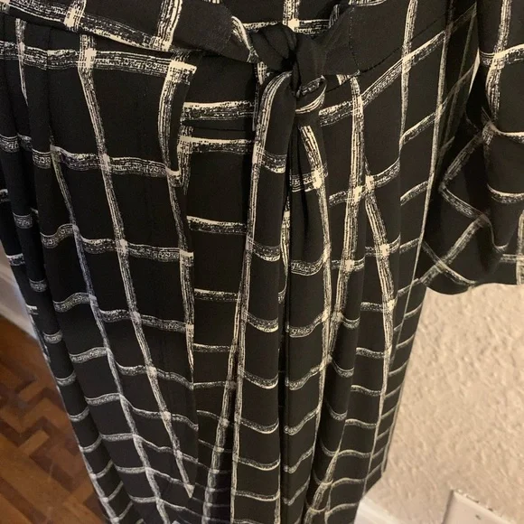 Plus sized geometric print wrap dress 2x - Picture 5 of 6